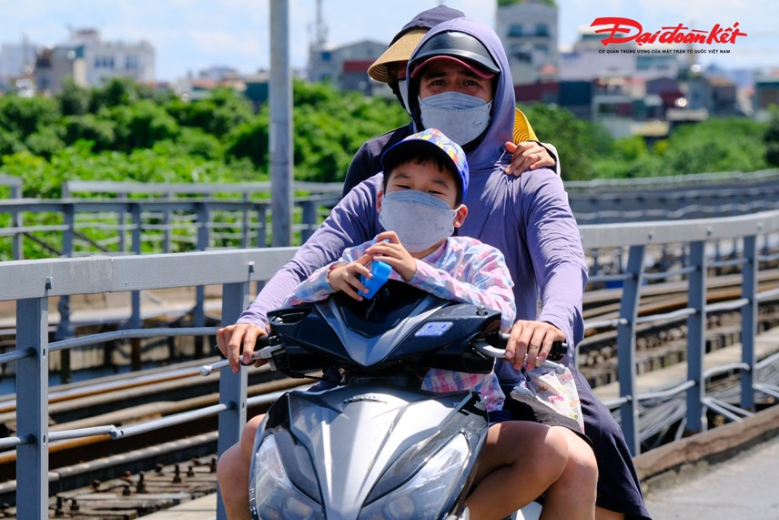 troi-nhu-do-lua-d226n-h224-noi-mac-k237n-m237t-tr225nh-n243ng-khi-ra-duong_2.jpg troi-nhu-do-lua-d226n-h224-noi-mac-k237n-m237t-tr225nh-n243ng-khi-ra-duong_2.jpg