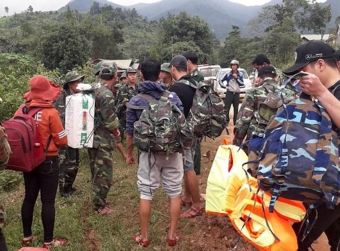 Trực thăng thả hàng cứu trợ cho địa phương bị cô lập ở tỉnh Quảng Trị
