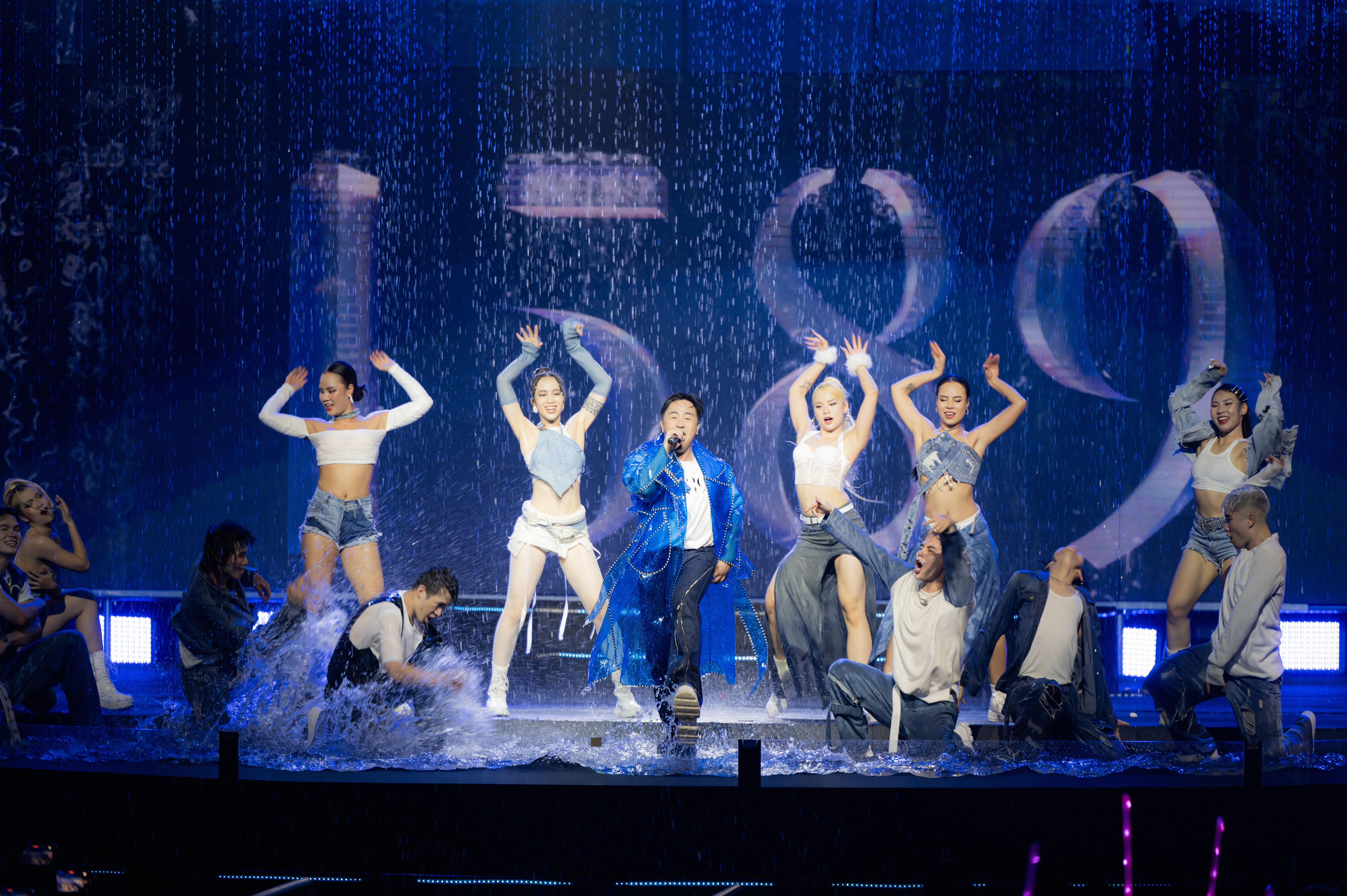 trung-qu226n-idol-roi-nuoc-mat-khi-song-ca-c249ng-me-trong-liveshow-39158939_2.jpg trung-qu226n-idol-roi-nuoc-mat-khi-song-ca-c249ng-me-trong-liveshow-39158939_2.jpg
