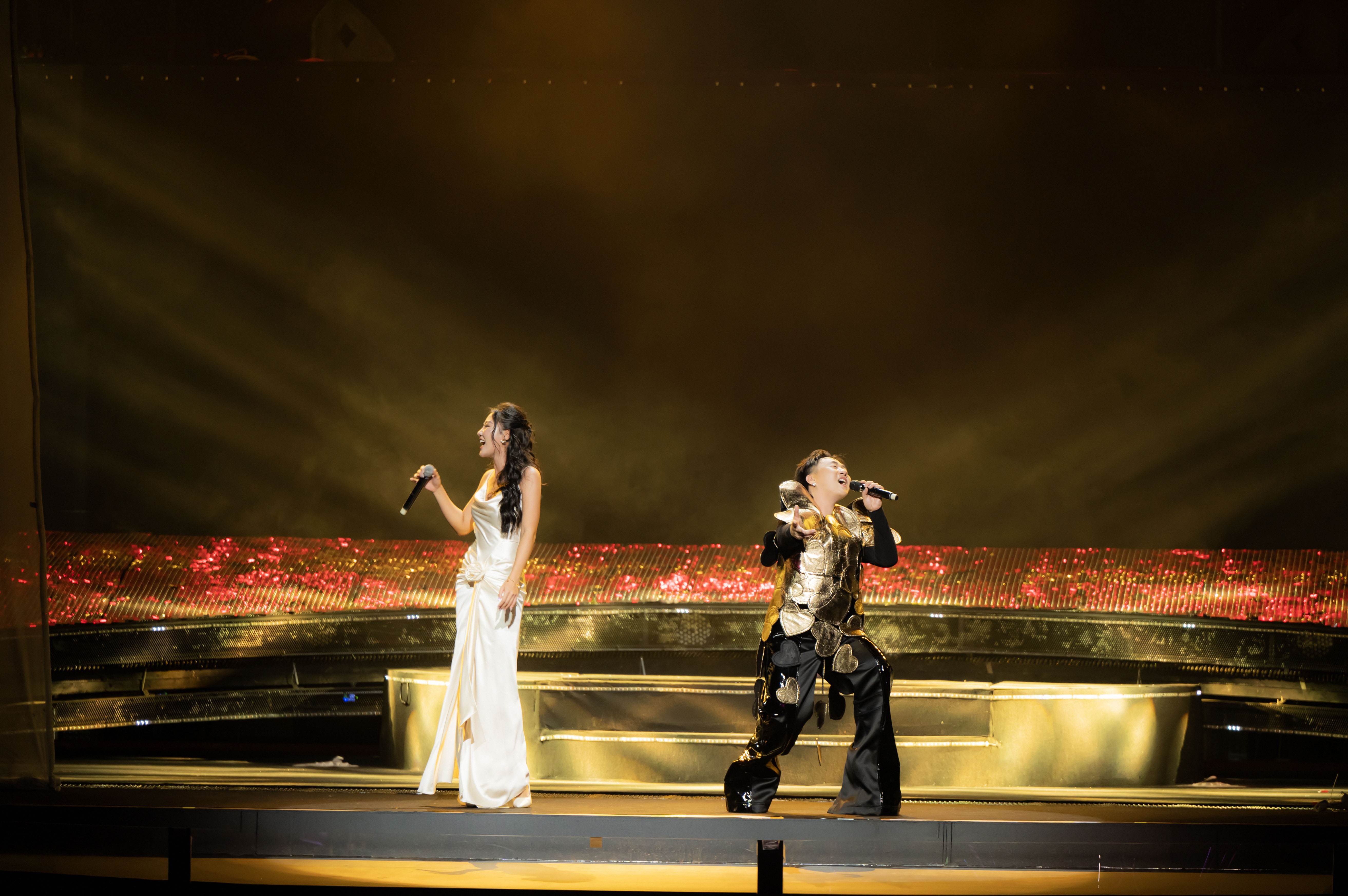 trung-qu226n-idol-roi-nuoc-mat-khi-song-ca-c249ng-me-trong-liveshow-39158939_4.jpg trung-qu226n-idol-roi-nuoc-mat-khi-song-ca-c249ng-me-trong-liveshow-39158939_4.jpg