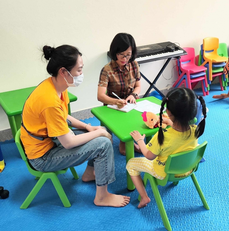 Bà Đinh Thị Hương Thảo, Chuyên viên phòng Tư vấn - Trợ giúp và Hành chính thực hiện hoạt động đánh giá sàng lọc, tư vấn cho trẻ tự kỷ, rối nhiễu tâm trí và gia đình.