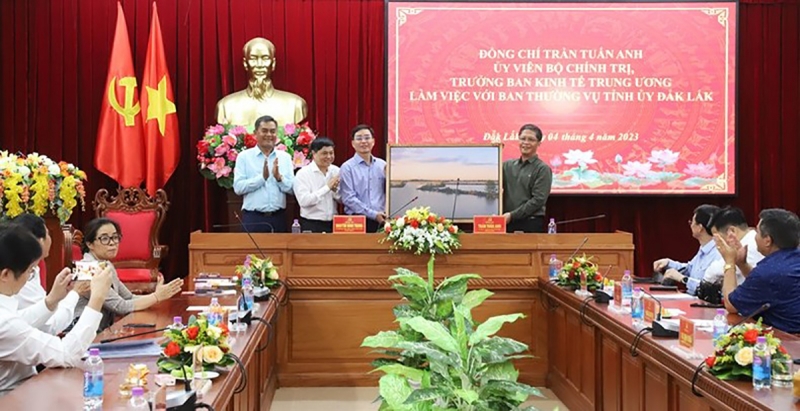 Trưởng Ban Kinh tế Trung ương Trần Tuấn Anh tặng quà lưu niệm cho Tỉnh ủy Đắk Lắk (Ảnh C - L)