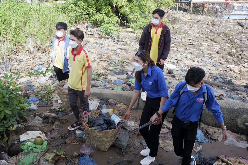 Sinh viên gom rác bảo vệ môi trường.