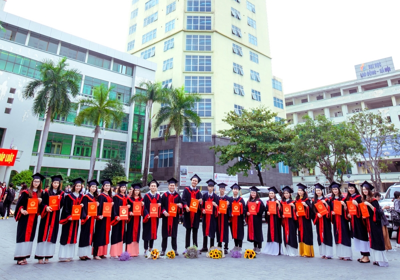 Sinh viên Trường Đại học Lao động – Xã hội trong ngày nhận bằng tốt nghiệp