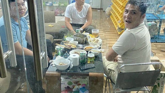 Tụ tập ăn nhậu, 3 thanh niên bị đề nghị xử phạt 45 triệu đồng