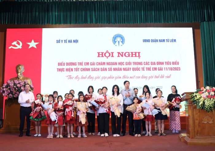 Trẻ em gái chăm ngoan, học giỏi trong các gia đình tiêu biểu thực hiện tốt chính sách dân số trên địa bàn quận Nam Từ Liêm nhận quà biểu dương