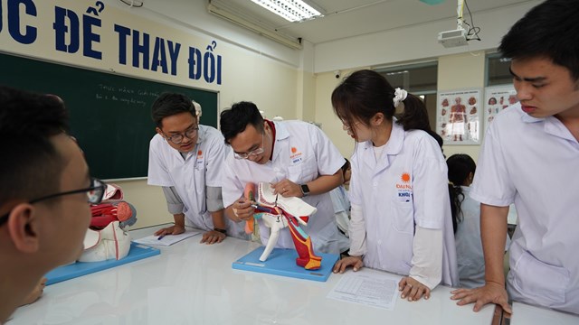 Tuyển sinh khối ngành sức khỏe, sư phạm: Điểm chuẩn ổn định như điểm sàn?