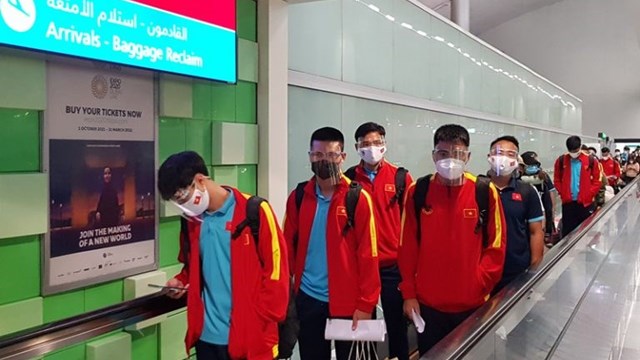 Tuyển Việt Nam đặt chân đến UAE, sẵn sàng đối đầu tuyển Trung Quốc