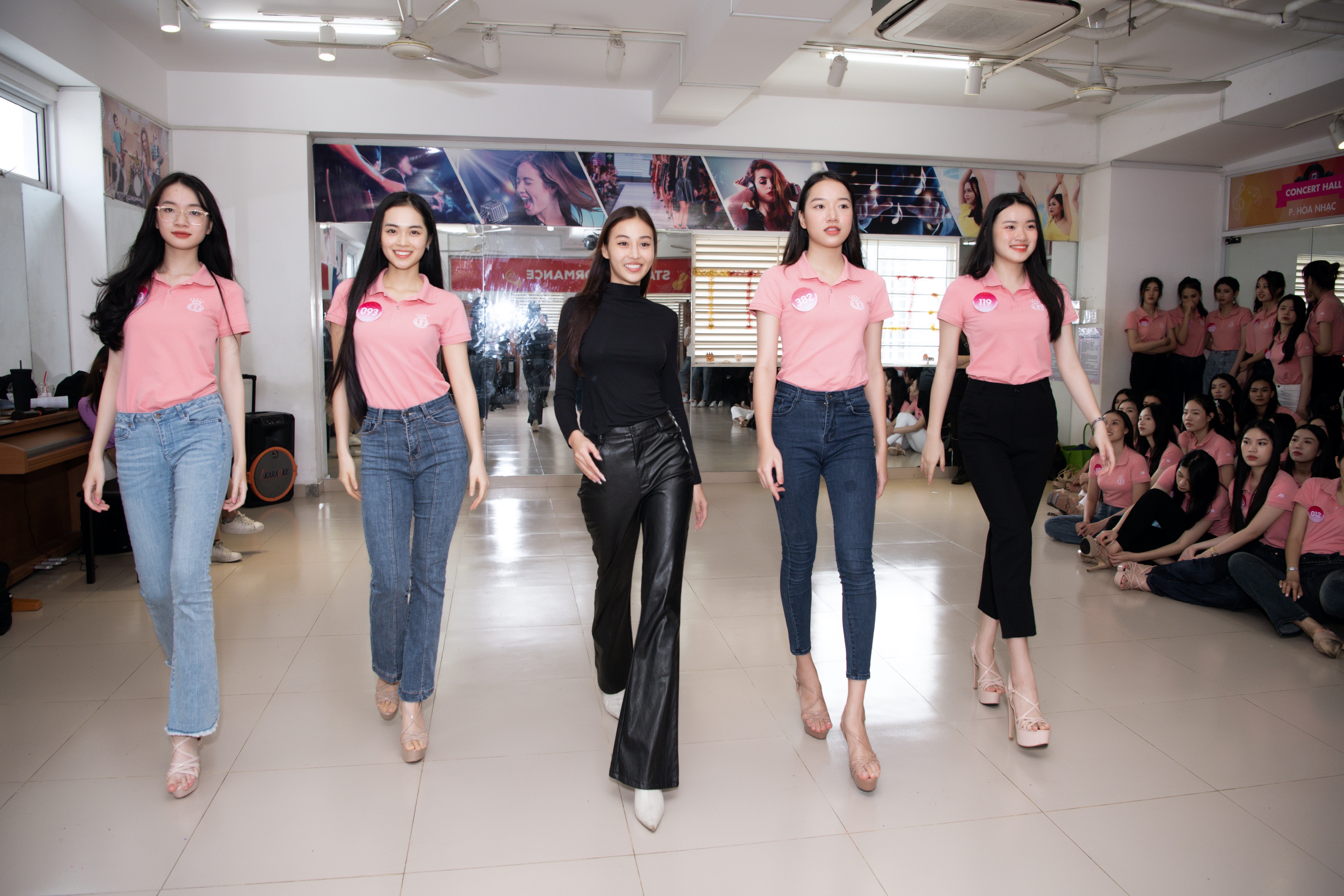 tuyet-nhu-dam-nhan-vai-tr242-huan-luyen-vi234n-catwalk-tai-hoa-hau-viet-nam-2022_3.jpg