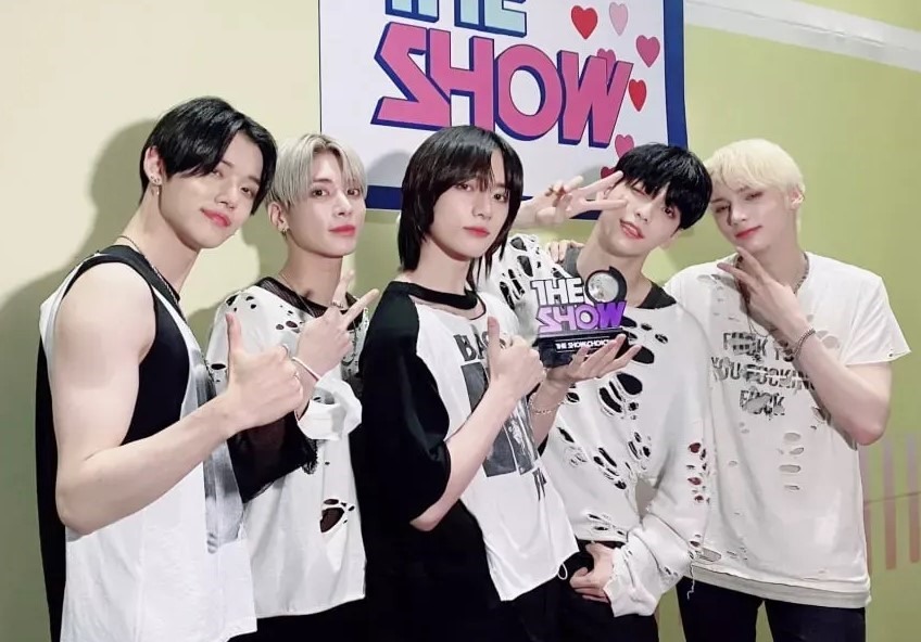 TXT cạnh tranh với đàn anh BTS khi đạt thành tích mới