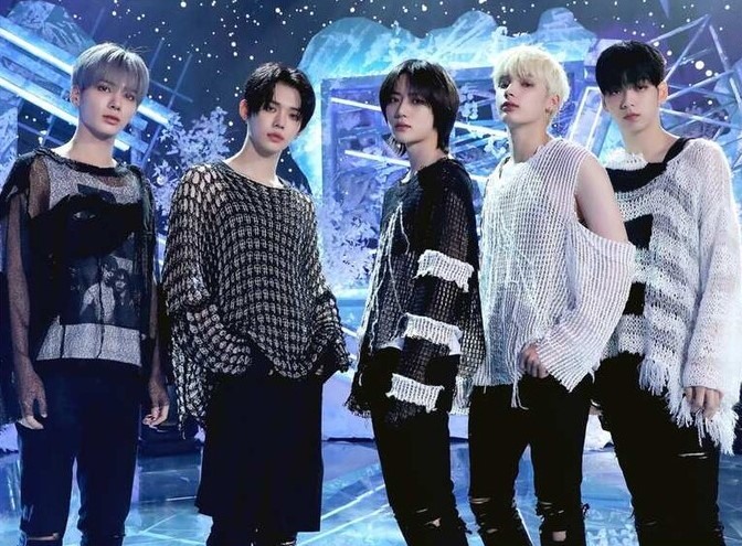 TXT ghi dấu ấn với “0X1=LOVESONG”. Ảnh: Xinhua