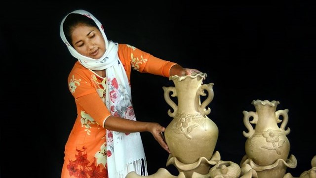 UNESCO ghi danh nghệ thuật làm gốm của người Chăm vào di sản văn hóa phi vật thể cần bảo vệ khẩn cấp 