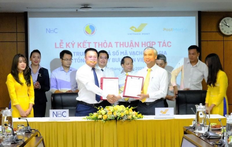 Ông Bùi Bá Chính - Phó giám đốc Trung tâm Mã số mã vạch Quốc gia và ông Phan Trọng Lê - Giám đốc Trung tâm Kinh doanh Thương mại điện tử Postmart ký kết thỏa thuận hợp tác Ông Bùi Bá Chính - Phó giám đốc Trung tâm Mã số mã vạch Quốc gia và ông Phan Trọng Lê - Giám đốc Trung tâm Kinh doanh Thương mại điện tử Postmart ký kết thỏa thuận hợp tác