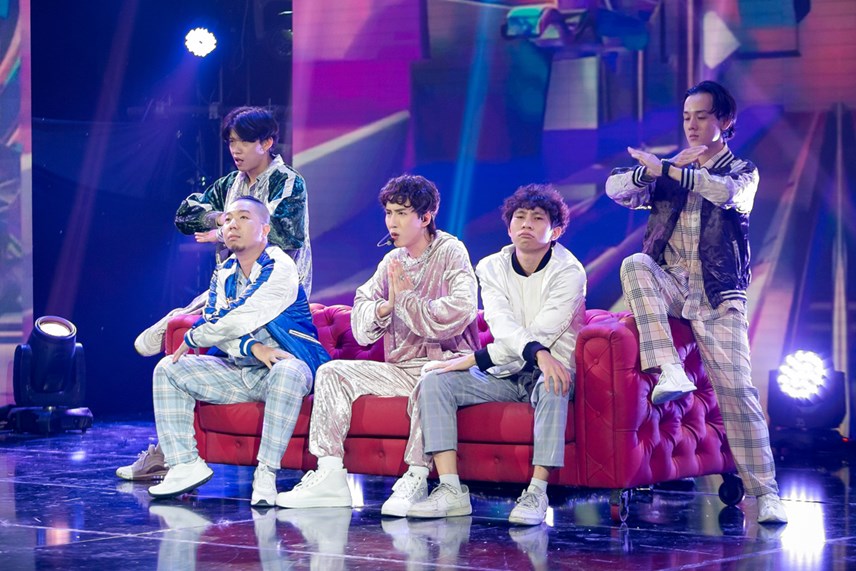 uni5-lan-dau-trai-l242ng-ve-gia-d236nh-tr234n-s226n-khau-the-heroes_2.jpg