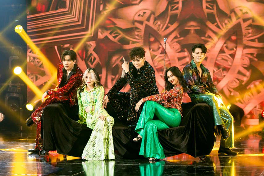 uni5-lan-dau-trai-l242ng-ve-gia-d236nh-tr234n-s226n-khau-the-heroes_3.jpg