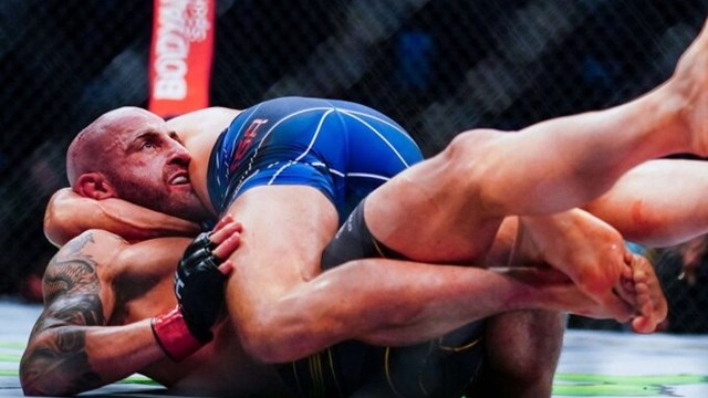 Võ sĩ MMA thoát hai đòn siết để giữ đai vô địch