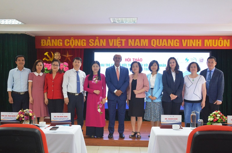 Các đại biểu chụp ảnh lưu niệm tại hội thảo