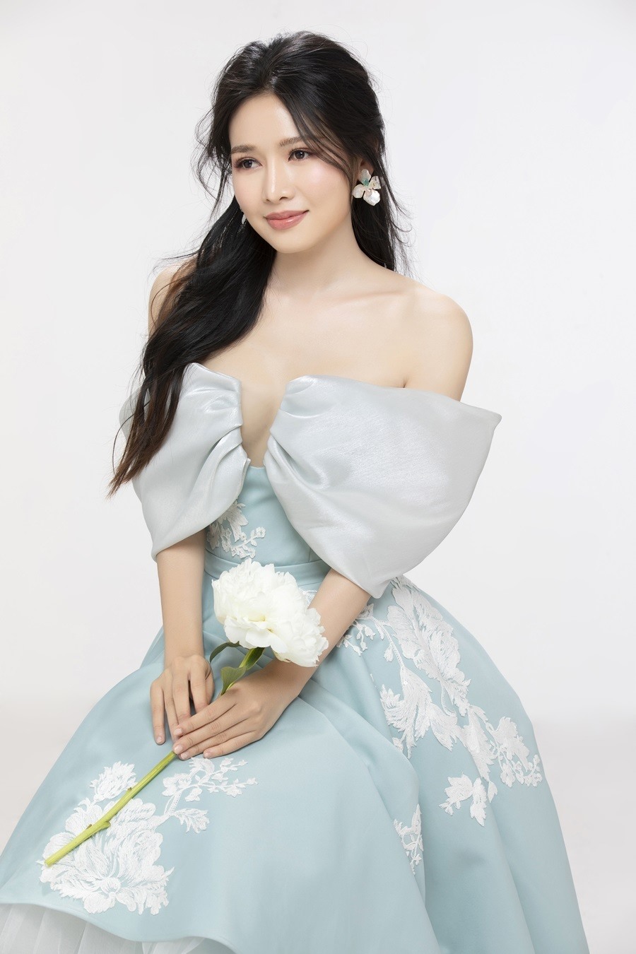 Cô đang thu hút khi đóng “Canh bạc tình yêu“. Ảnh: NSCC.