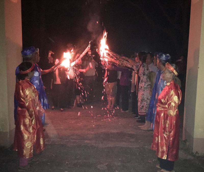 Đốt đuốc lá dừa đi xem hát bội là sản phẩm du lịch mới lạ, tạo ra trong không gian văn hóa đình làng Nam bộ khiến nhiều du khách tò mò thích thú trải nghiệm.