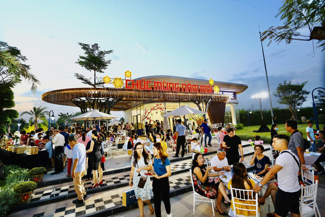 Verosa Park: Gần 1.000 khách tham dự sự kiện tri ân “Sắc hoa bừng sáng” - Ảnh 2. Verosa Park: Gần 1.000 khách tham dự sự kiện tri ân “Sắc hoa bừng sáng” - Ảnh 2.