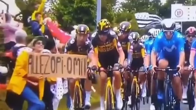 [VIDEO] Cổ động viên gây sự cố nghiêm trọng giải Tour de France