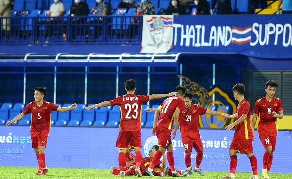 [VIDEO] Cổ động viên tràn vào sân ăn mừng Việt Nam lên ngôi vô địch U23 Đông Nam Á
