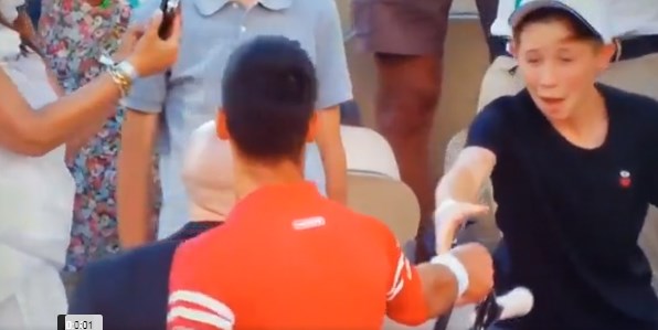 [VIDEO] Fan nhí phát cuồng khi được Djokovic tặng vợt
