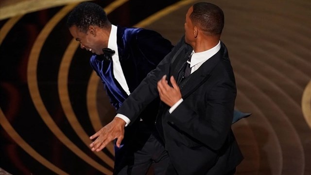 [VIDEO] MC Oscar 2022 Chris Rock ăn cái tát như 'trời giáng' từ Will Smith ngay trên sân khấu