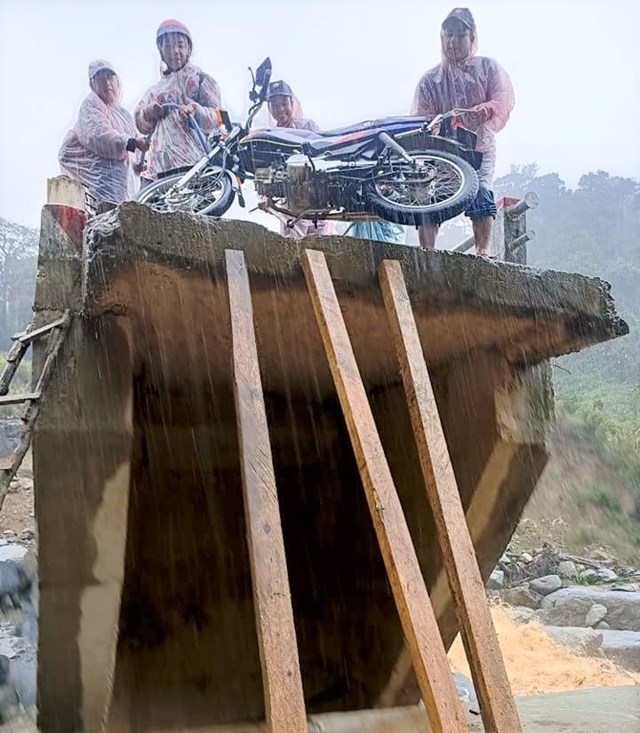 video-r249ng-m236nh-canh-nguoi-d226n-vuot-d242ng-nuoc-chay-xiet-o-x227-v249ng-cao_1.jpg