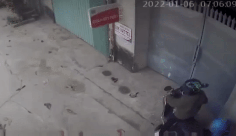 [VIDEO] Tình huống 'siêu hài hước' của người mẹ đưa con đi học 