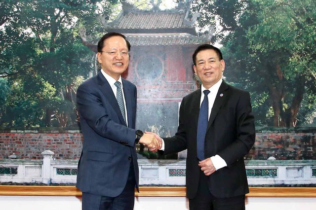 Bộ trưởng Bộ Tài chính Hồ Đức Phớc có cuộc làm việc với ông Park Hark Kyu - Tổng giám đốc Tập đoàn Samsung Electronics Phụ trách tài chính. Ảnh VGP/HT Bộ trưởng Bộ Tài chính Hồ Đức Phớc có cuộc làm việc với ông Park Hark Kyu - Tổng giám đốc Tập đoàn Samsung Electronics Phụ trách tài chính. Ảnh VGP/HT