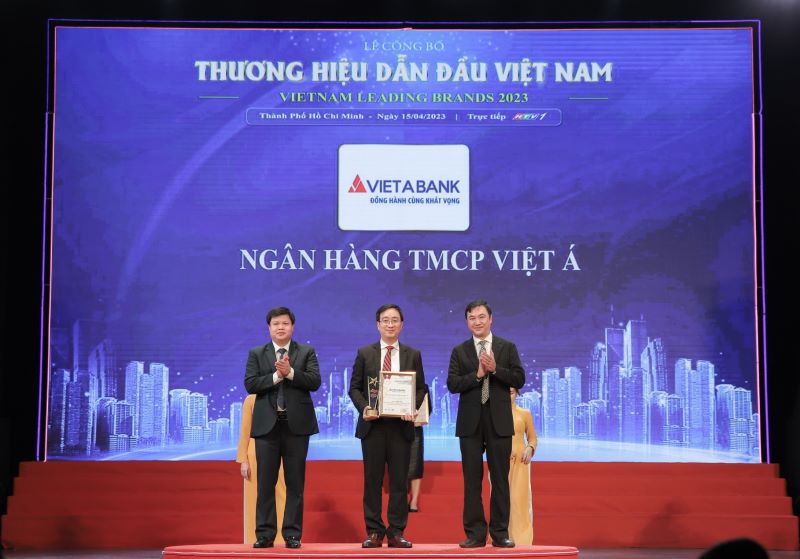 Đại diện VietABank nhận giải thưởng Đại diện VietABank nhận giải thưởng