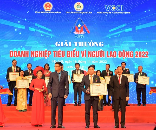 Đ/c Hoàng Quang Phòng - Phó Chủ tịch VCCI (bên phải) trao Bằng khen “Doanh nghiệp tiêu biểu vì người lao động” của VCCI và đ/c Nguyễn Ngọc Hiển - Ủy viên Đoàn Chủ tịch Tổng Liên đoàn Lao động Việt Nam, Tổng biên tập báo Lao Động (bên trái) tặng Kỷ niệm chương cho ông Hồng Quang - Thành viên HĐQT kiêm Giám đốc Khối Nhân sự, Chủ tịch Công đoàn Vietcombank - đại diện Vietcombank Đ/c Hoàng Quang Phòng - Phó Chủ tịch VCCI (bên phải) trao Bằng khen “Doanh nghiệp tiêu biểu vì người lao động” của VCCI và đ/c Nguyễn Ngọc Hiển - Ủy viên Đoàn Chủ tịch Tổng Liên đoàn Lao động Việt Nam, Tổng biên tập báo Lao Động (bên trái) tặng Kỷ niệm chương cho ông Hồng Quang - Thành viên HĐQT kiêm Giám đốc Khối Nhân sự, Chủ tịch Công đoàn Vietcombank - đại diện Vietcombank
