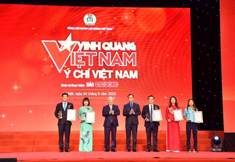Chủ tịch Ủy ban Trung ương Mặt trận Tổ quốc Việt Nam Đỗ Văn Chiến (thứ 3 từ trái sang) và Chủ tịch Tổng liên đoàn Lao động Việt Nam Nguyễn Đình Khang (thứ 4 từ phải sang) chúc mừng 5 tập thể được vinh danh tại Chương trình Vinh quang Việt Nam 2023