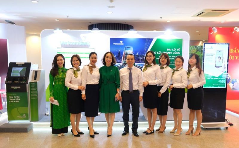 Đại diện BLĐ Vietcombank chụp lưu niệm cùng các CBNV tại gian hàng trưng bày tại Hội nghị