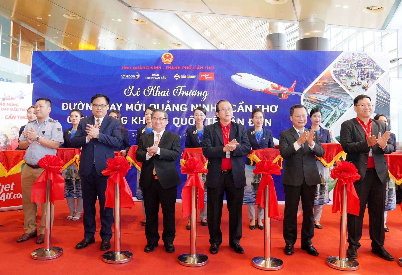 Chủ tịch UBND TP. Cần Thơ Trần Việt Trường (thứ 3 từ trái sang), ông Cao Tường Huy, Quyền Chủ tịch UBND tỉnh Quảng Ninh (thứ 2 từ phải sang), Phó Tổng giám đốc Vietjet Đỗ Xuân Quang (thứ ba từ phải sang) thực hiện nghi thức khai trương đường bay đầu tiên kết nối Cần Thơ và Quảng Ninh Chủ tịch UBND TP. Cần Thơ Trần Việt Trường (thứ 3 từ trái sang), ông Cao Tường Huy, Quyền Chủ tịch UBND tỉnh Quảng Ninh (thứ 2 từ phải sang), Phó Tổng giám đốc Vietjet Đỗ Xuân Quang (thứ ba từ phải sang) thực hiện nghi thức khai trương đường bay đầu tiên kết nối Cần Thơ và Quảng Ninh