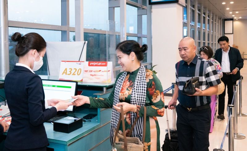 Lãnh đạo tỉnh Quảng Ninh, TP. Cần Thơ và Vietjet chào đón du khách trên chuyến bay khai trương Lãnh đạo tỉnh Quảng Ninh, TP. Cần Thơ và Vietjet chào đón du khách trên chuyến bay khai trương