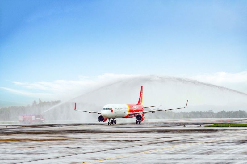 Tàu bay Vietjet được chào đón với nghi thức vòi rồng tại sân bay Vân Đồn (Quảng Ninh) Tàu bay Vietjet được chào đón với nghi thức vòi rồng tại sân bay Vân Đồn (Quảng Ninh)