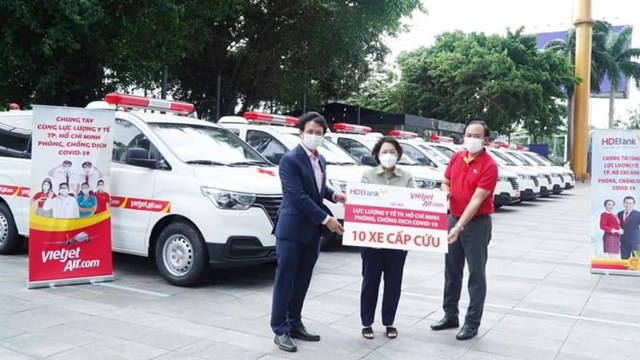 Vietjet chở miễn phí y bác sĩ, vaccine, tặng xe cứu thương cho TP HCM