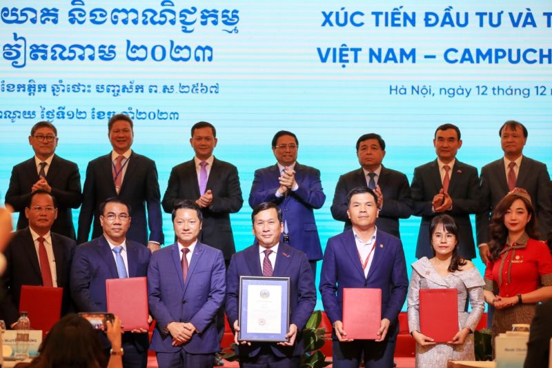Tổng giám đốc Vietjet Đinh Việt Phương (hàng đầu, thứ 4 từ phải sang) nhận chứng nhận đường bay mới trước sự chứng kiến của Thủ tướng Việt Nam Phạm Minh Chính và Thủ tướng Campuchia Hun Manet. Tổng giám đốc Vietjet Đinh Việt Phương (hàng đầu, thứ 4 từ phải sang) nhận chứng nhận đường bay mới trước sự chứng kiến của Thủ tướng Việt Nam Phạm Minh Chính và Thủ tướng Campuchia Hun Manet.