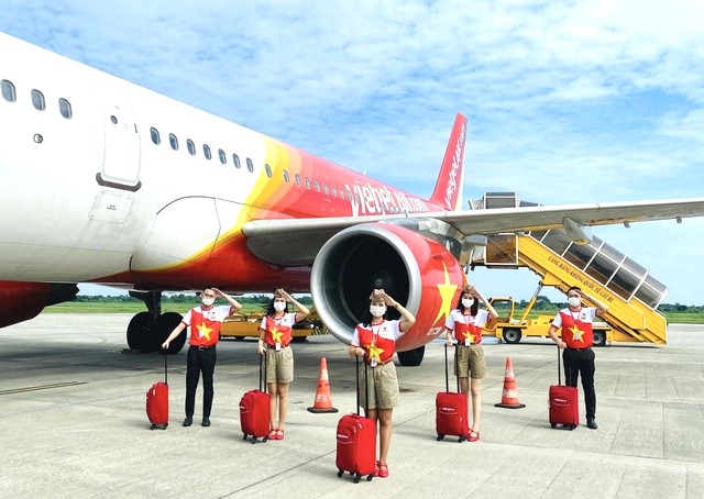 Vietjet tặng 1 năm bay miễn phí cho đội tuyển bóng đá nữ Việt Nam Vietjet tặng 1 năm bay miễn phí cho đội tuyển bóng đá nữ Việt Nam