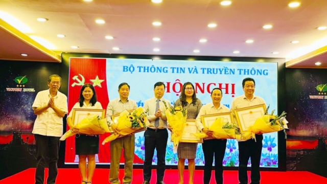 Vina CHG vinh dự đón nhận Bằng khen của Bộ Thông tin và Truyền thông 