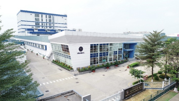 Nhà máy sữa bột Việt Nam tại Bình Dương có vốn đầu tư ban đầu 2.100 tỷ đồng, công suất 54.000 tấn/năm, là nhà máy sản xuất sữa bột có công suất lớn và hiện đại bậc nhất hiện nay Nhà máy sữa bột Việt Nam tại Bình Dương có vốn đầu tư ban đầu 2.100 tỷ đồng, công suất 54.000 tấn/năm, là nhà máy sản xuất sữa bột có công suất lớn và hiện đại bậc nhất hiện nay