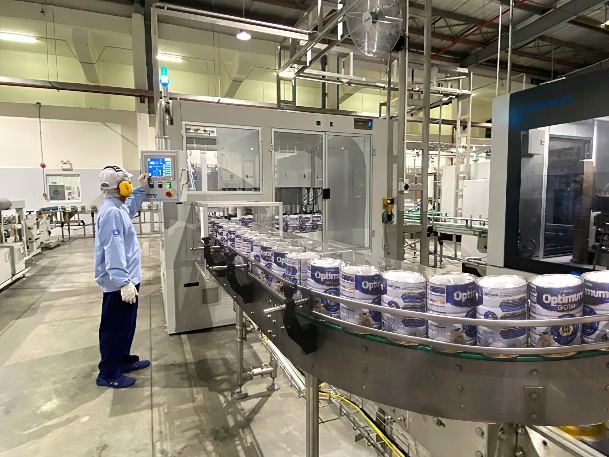 Hệ thống rót và đóng lon tự động theo công nghệ Anh Quốc, có thể sản xuất được 23.000 sản phẩm mỗi giờ, tương ứng 135 triệu sản phẩm mỗi năm Hệ thống rót và đóng lon tự động theo công nghệ Anh Quốc, có thể sản xuất được 23.000 sản phẩm mỗi giờ, tương ứng 135 triệu sản phẩm mỗi năm