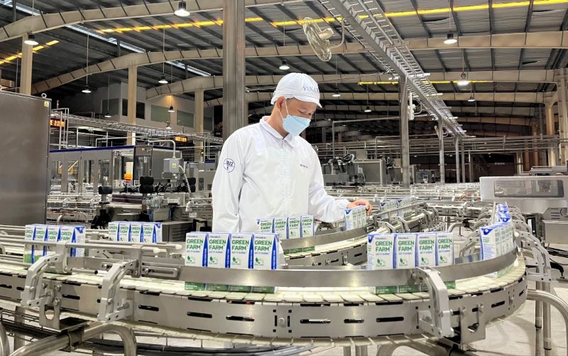 Các nhà máy sản xuất sữa nước tại Vinamilk đạt chứng nhận đăng ký từ FDA, các tiêu chuẩn như EU Organic, FSSC 22000, ISO 9001, Halal.... Các nhà máy sản xuất sữa nước tại Vinamilk đạt chứng nhận đăng ký từ FDA, các tiêu chuẩn như EU Organic, FSSC 22000, ISO 9001, Halal....