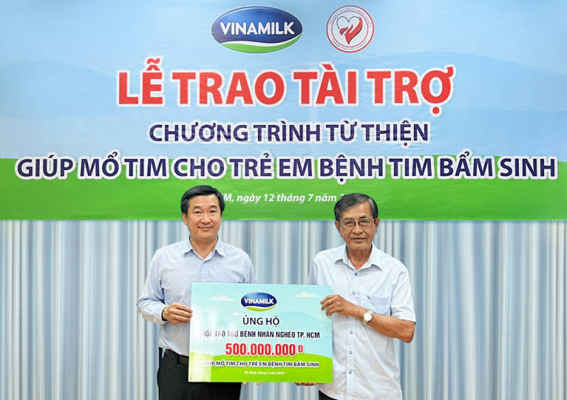 Ông Đỗ Thanh Tuấn – Giám đốc Đối Ngoại Vinamilk (bên trái) đại diện trao kinh phí hỗ trợ chương trình mổ tim miễn phí cho các bệnh nhi có hoàn cảnh khó khăn