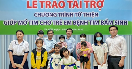 Vinamilk tiếp tục ủng hộ Hội Bảo trợ Bệnh nhân nghèo TP.HCM 500 triệu đồng cho các bệnh nhi nghèo mổ tim năm 2022