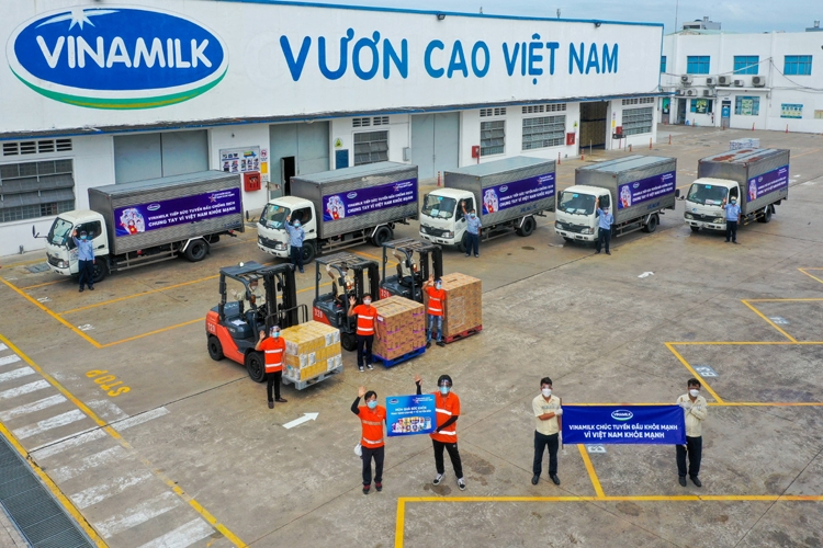 Vinamilk trao tặng món quà sức khỏe đến 10.000 cán bộ y tế tuyến đầu tại nhiều bệnh viện 