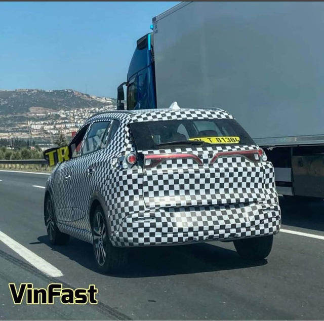 VinFast VF e34 bất ngờ xuất hiện tại châu Âu: Vẫn giấu kín thiết kế, để lộ một chi tiết cho thấy đã nhập tịch nước ngoài - Ảnh 1. VinFast VF e34 bất ngờ xuất hiện tại châu Âu: Vẫn giấu kín thiết kế, để lộ một chi tiết cho thấy đã nhập tịch nước ngoài - Ảnh 1.