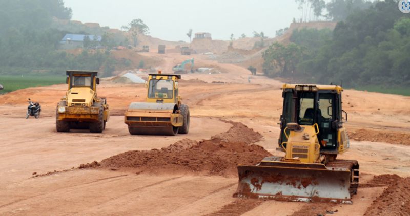 Tranh thủ thời tiết thuận lợi, các nhà thầu đã tập trung nhân lực, phương tiện đẩy nhanh tiến độ thi công trước khi nghỉ Tết Nguyên đán